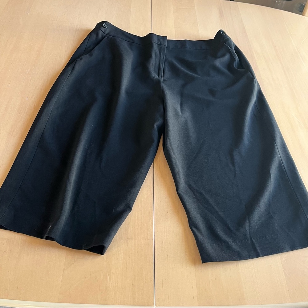 EUC Larry Levine Stretch black below knee capri bermuda shorts